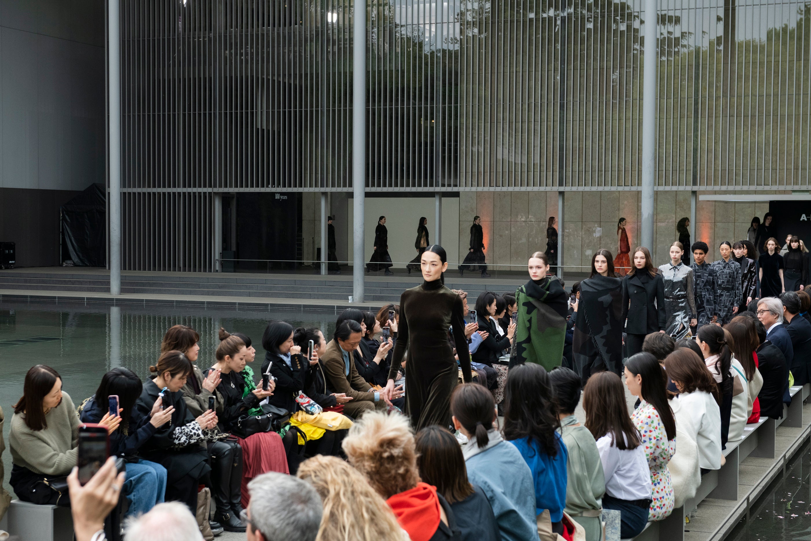 100周年のスイス発「アクリス」が東京国立博物館 法隆寺宝物館でファッションショーを開催。冨永愛らが2023年秋冬コレクションを纏う