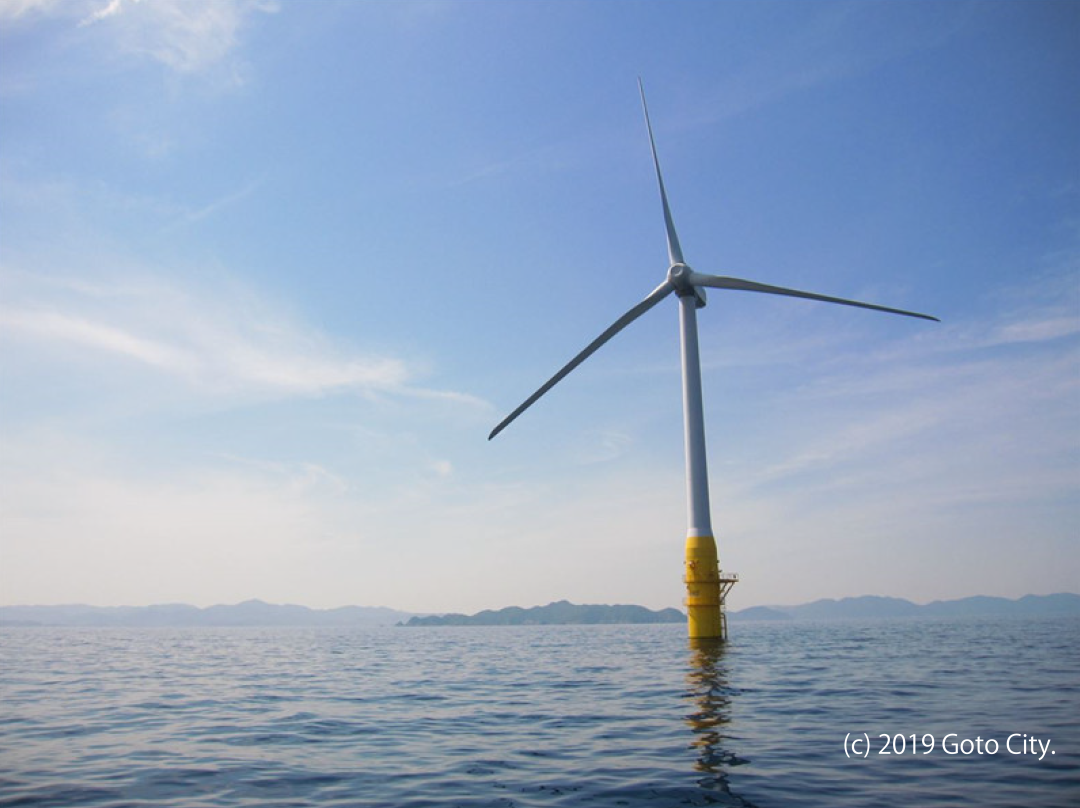 五島市福江島崎山沖に浮かぶ付帯式発電機「はえんかぜ」 写真提供：五島市