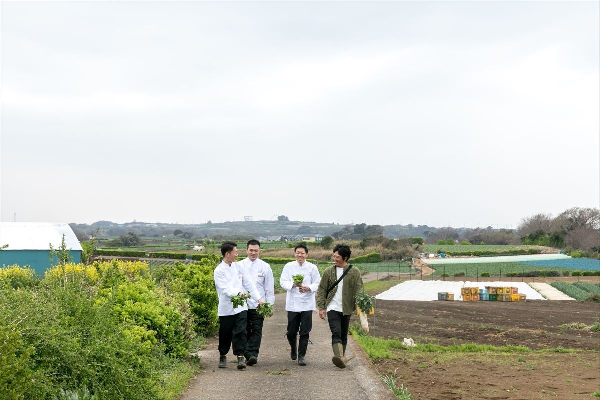 ホテルシェフと「鈴也ファーム」鈴木優也さん（写真右）