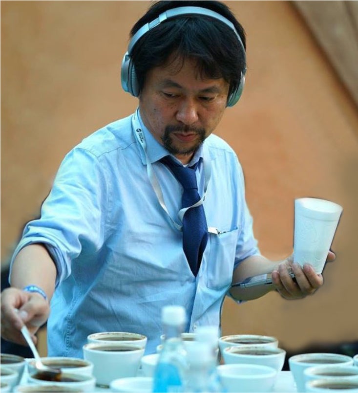 サザコーヒー代表 鈴木太郎　コーヒーの品評会で審査員をするのが好きで、パナマ・ゲイシャのコーヒーの品評会に毎年参加している。ヘッドホンは集中したコーヒーの味の審査で周りの雑音を消すためにノイズキャンセリング機能の助けを必要としている。