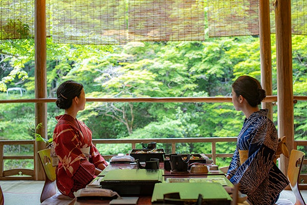 京都の川床で納涼のひと時を「川床・納涼床での夕食付き宿泊プラン」販売開始