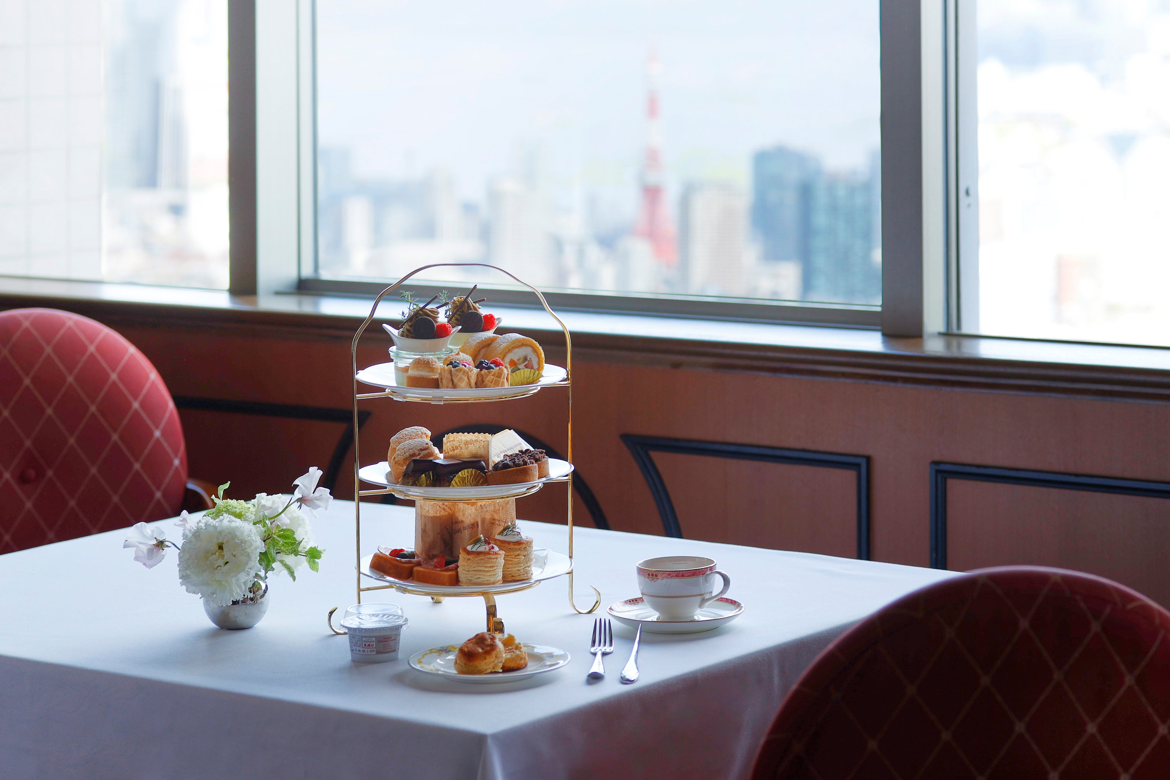【ウェスティンホテル東京】最上階フレンチレストラン「ビクターズ」の優雅で開放的な空間で楽しむ２か月限定『Stellar Afternoon Tea at the Top』