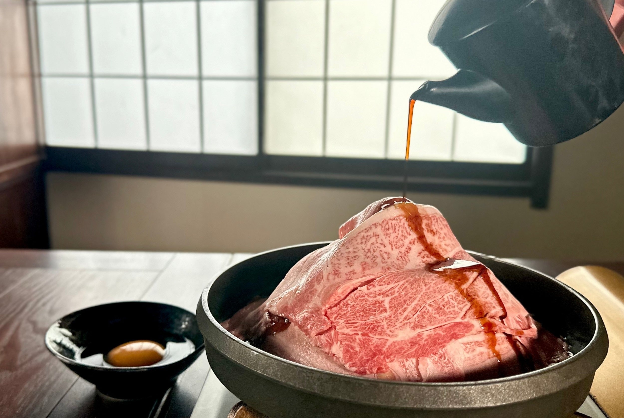 京都牛を使用した夏の新メニュー「京風 黒毛和牛の❝もつ❞すき焼き」を、2023年5月17日(水)より販売スタート！