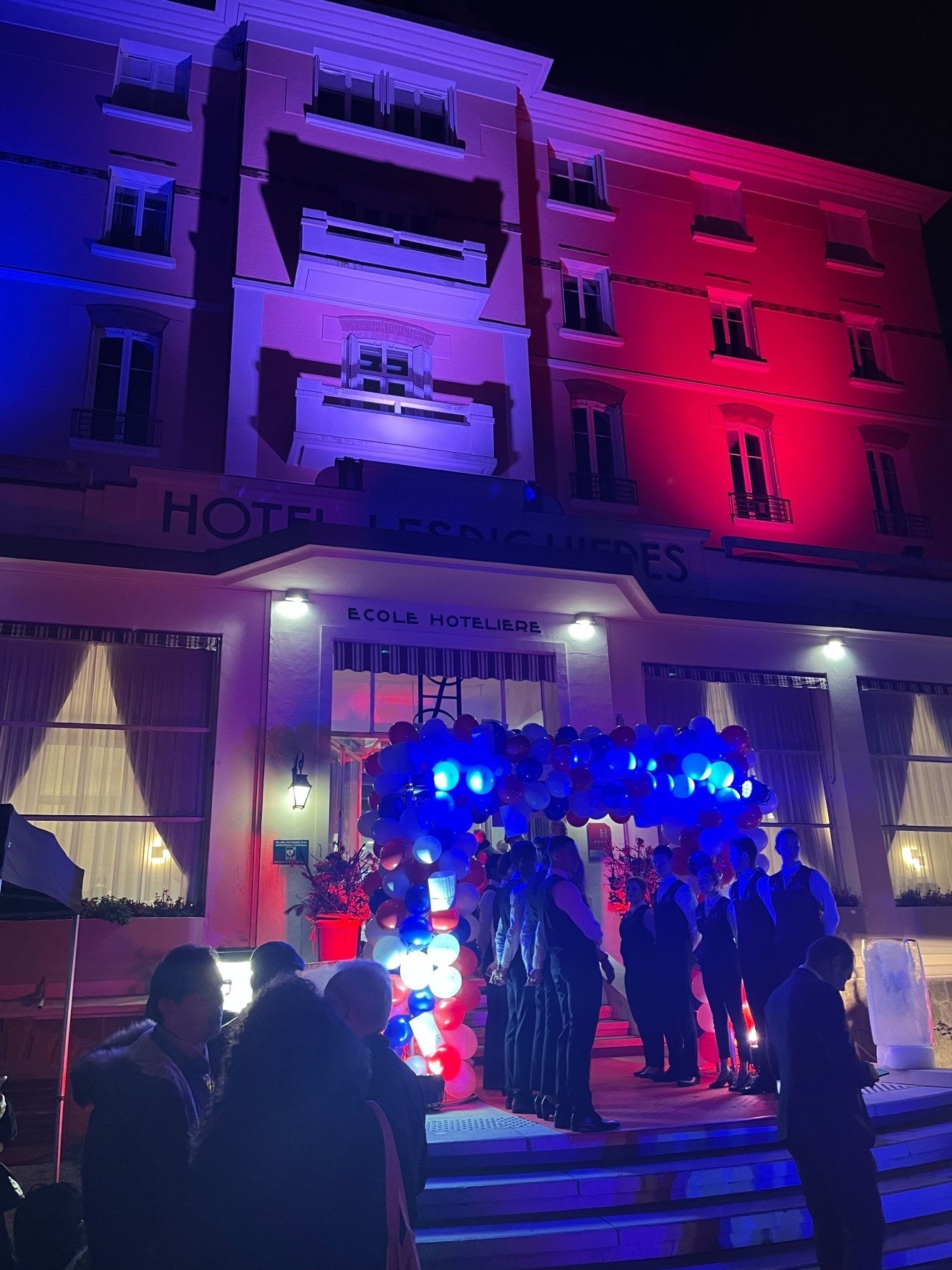 受章発表が行われたホテルはフランス国旗のトリコロールにライトアップされた
