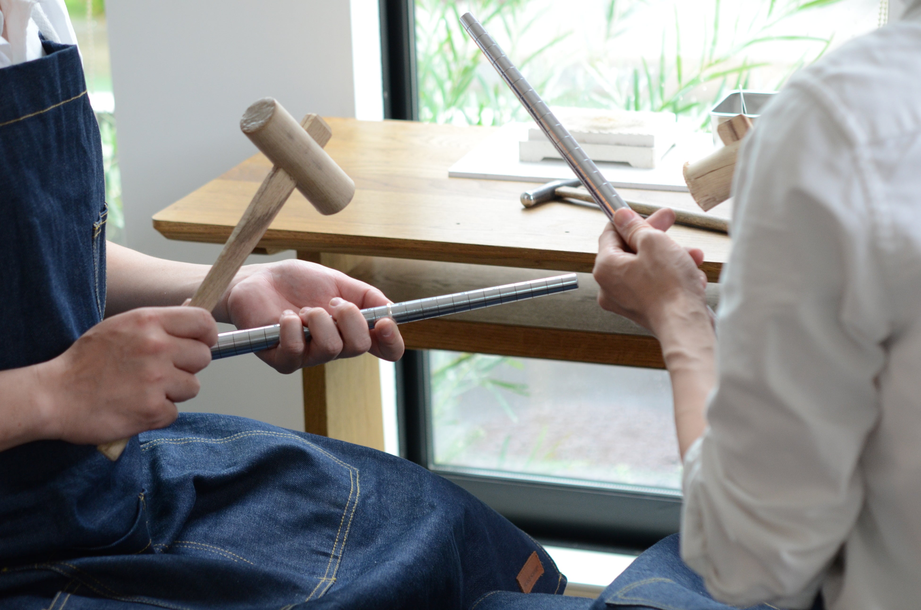 カンカン指輪を叩いたり、火で炙ったり、磨いたり...