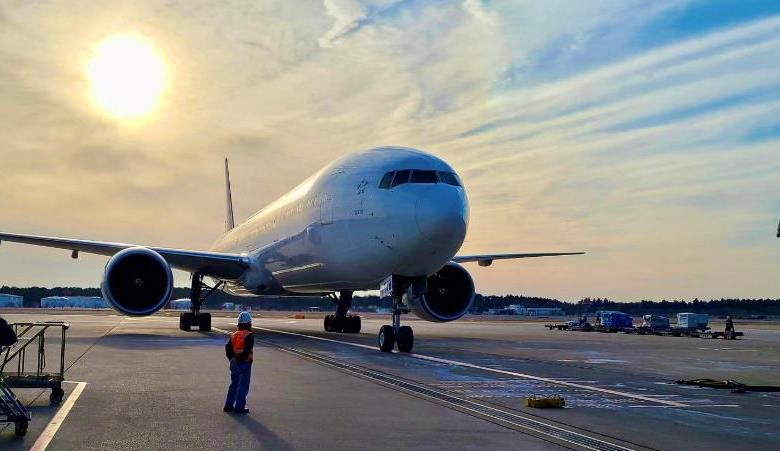 天井が透明仕様のバスで夕暮れ～日没後の成田空港非公開エリアに潜入！グラストップバスで巡る成田空港スペシャルナイトバスツアー