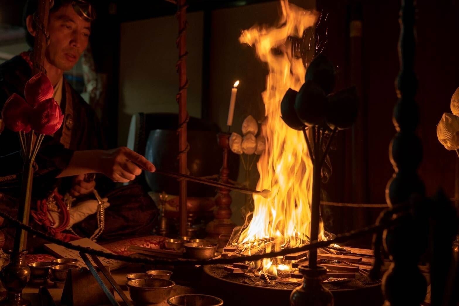 本明寺で行われる護摩祈祷の様子