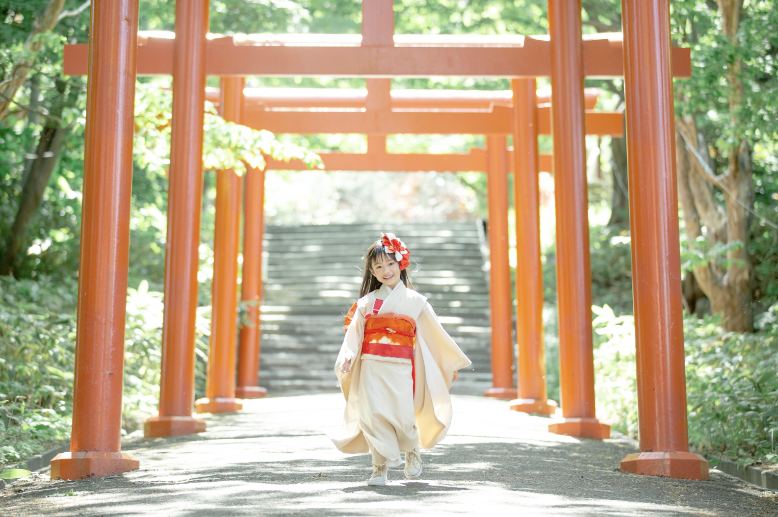 新緑のシーズン到来！『札幌伏見稲荷神社』で写真工房ぱれっとがプロデュースする七五三ロケーションフォト