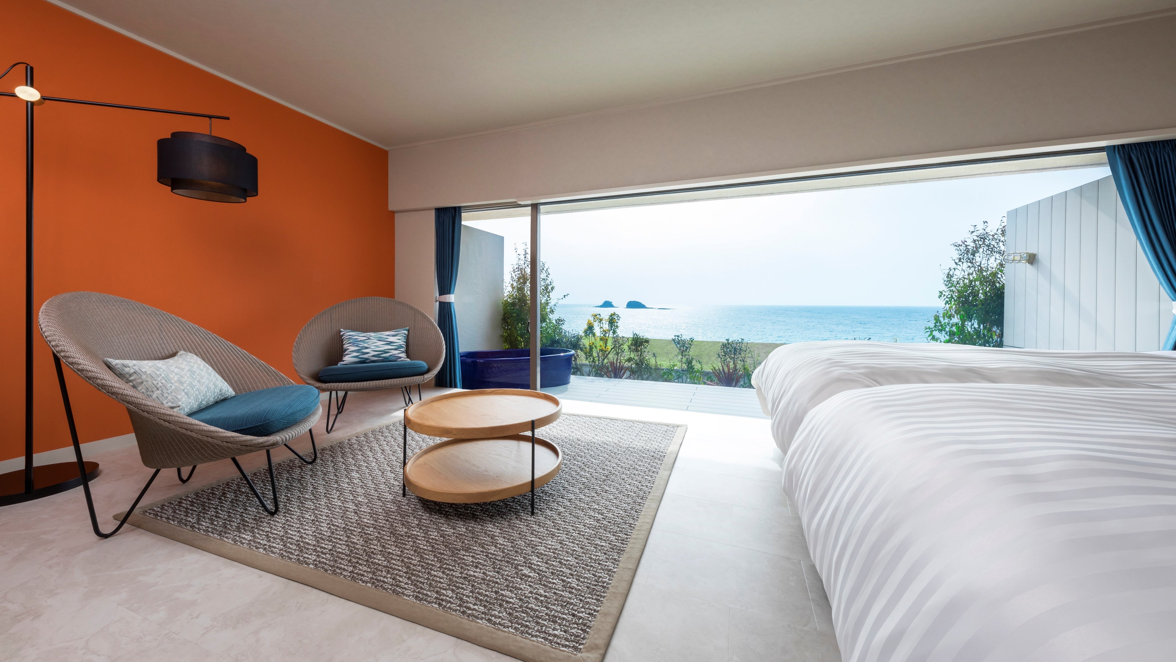 露天風呂付プレミアムルーム　～白い砂浜とコバルトブルーの海に彩りが調和したモダンな客室～