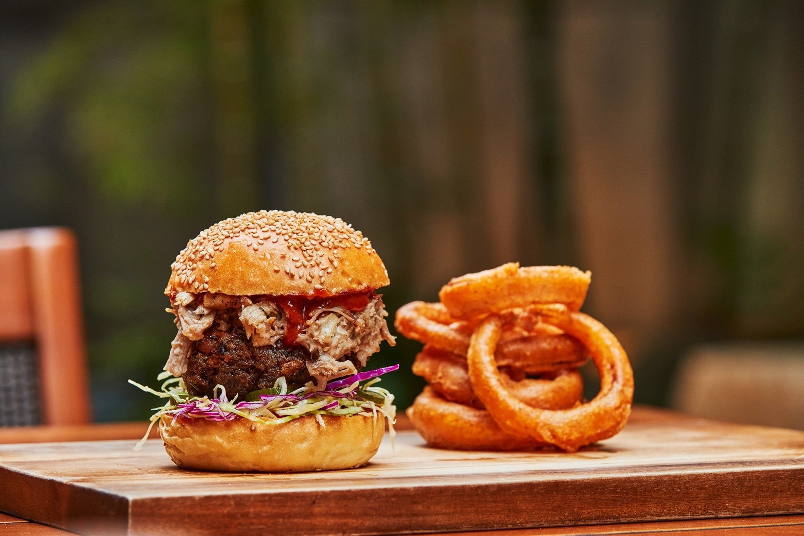 スモーキーな香りと肉の旨味あふれるアメリカの伝統的なBBQをバーガーに凝縮！特製ビーフパティにポークもサンドした暑い夏を乗り切るスタミナ満点の「スモークハウス バーガー」期間限定で登場