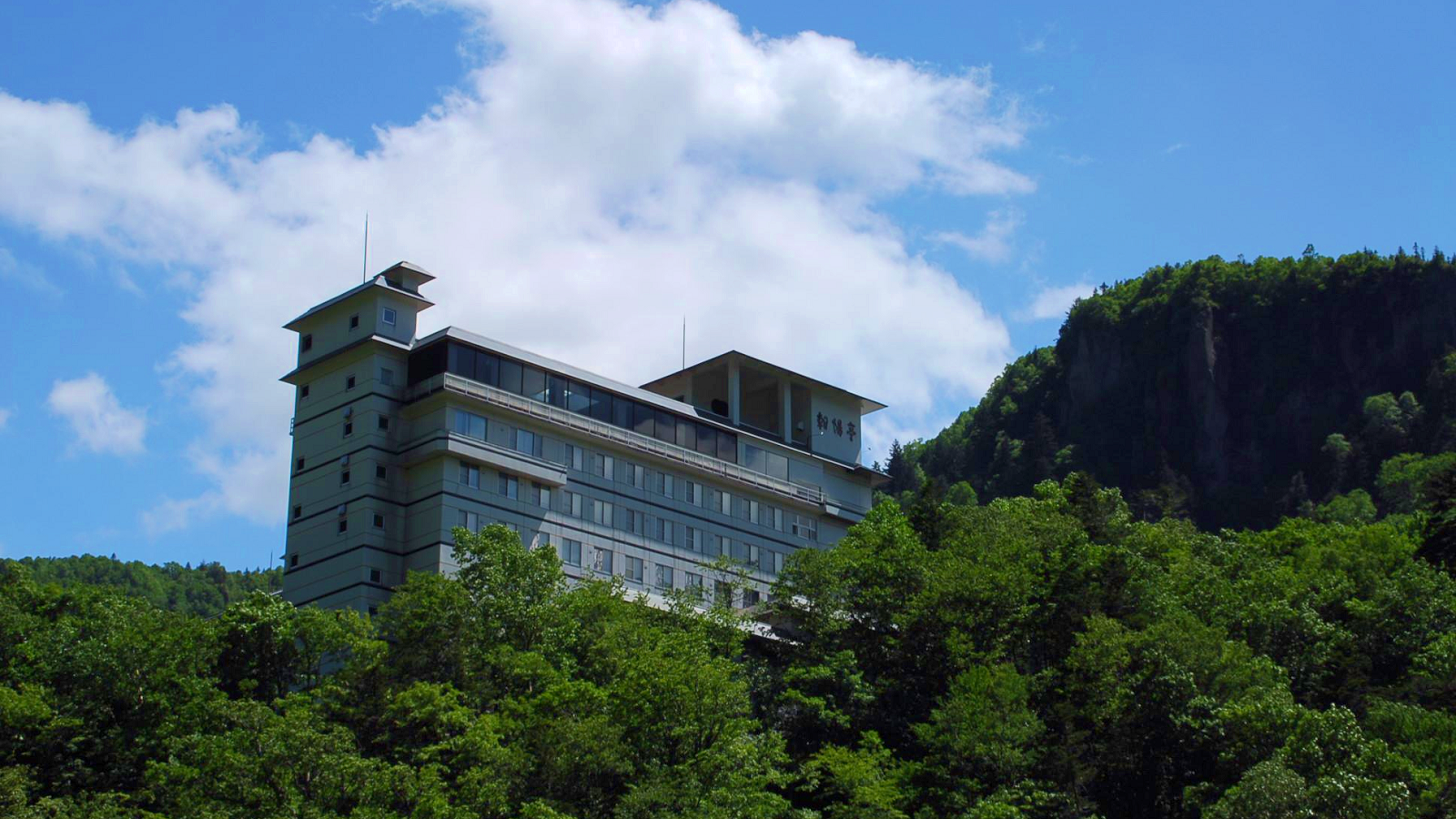 層雲峡の高台に佇む層雲峡　朝陽亭