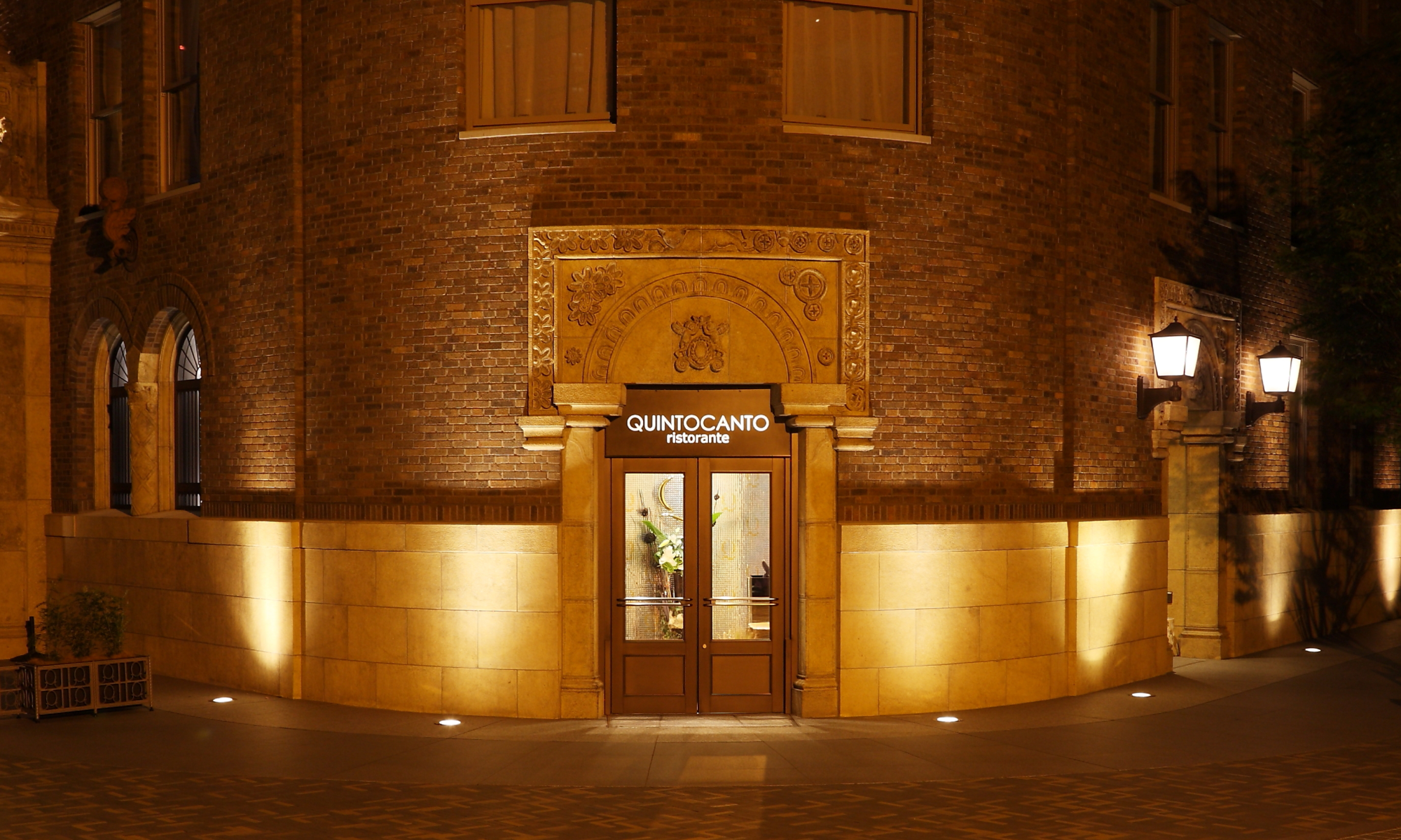 ネオ・ロマネスク様式の旧ダイビルの意匠を残すダイビル本館の１階にQUINTOCANTOはある。