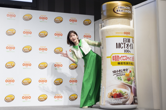 「日清ＭＣＴオイル」のボトルから登場する小芝さん