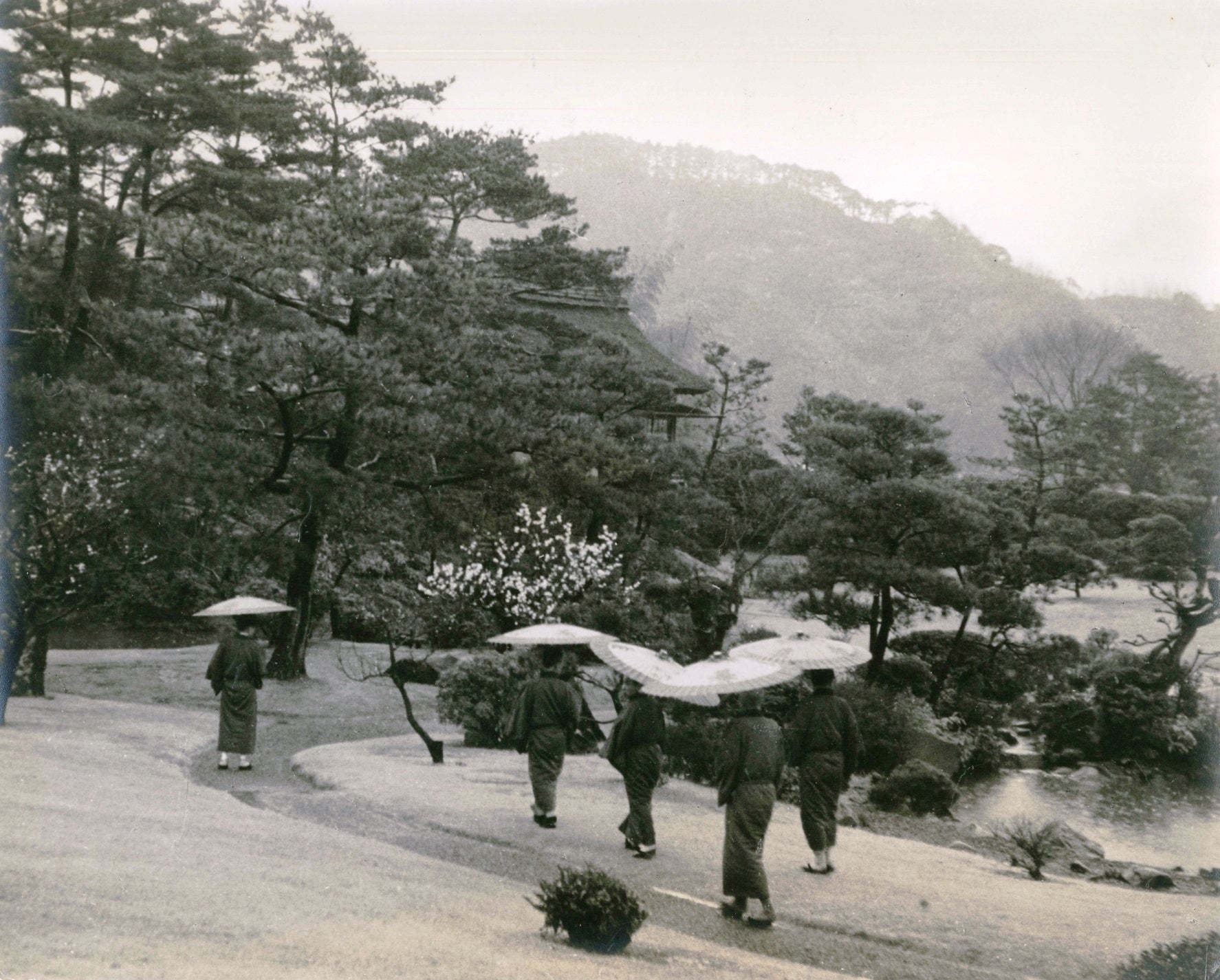 【三養荘】お客さまの特別な思い出を76年の歴史とともに振り返る『今昔写真展』を開催