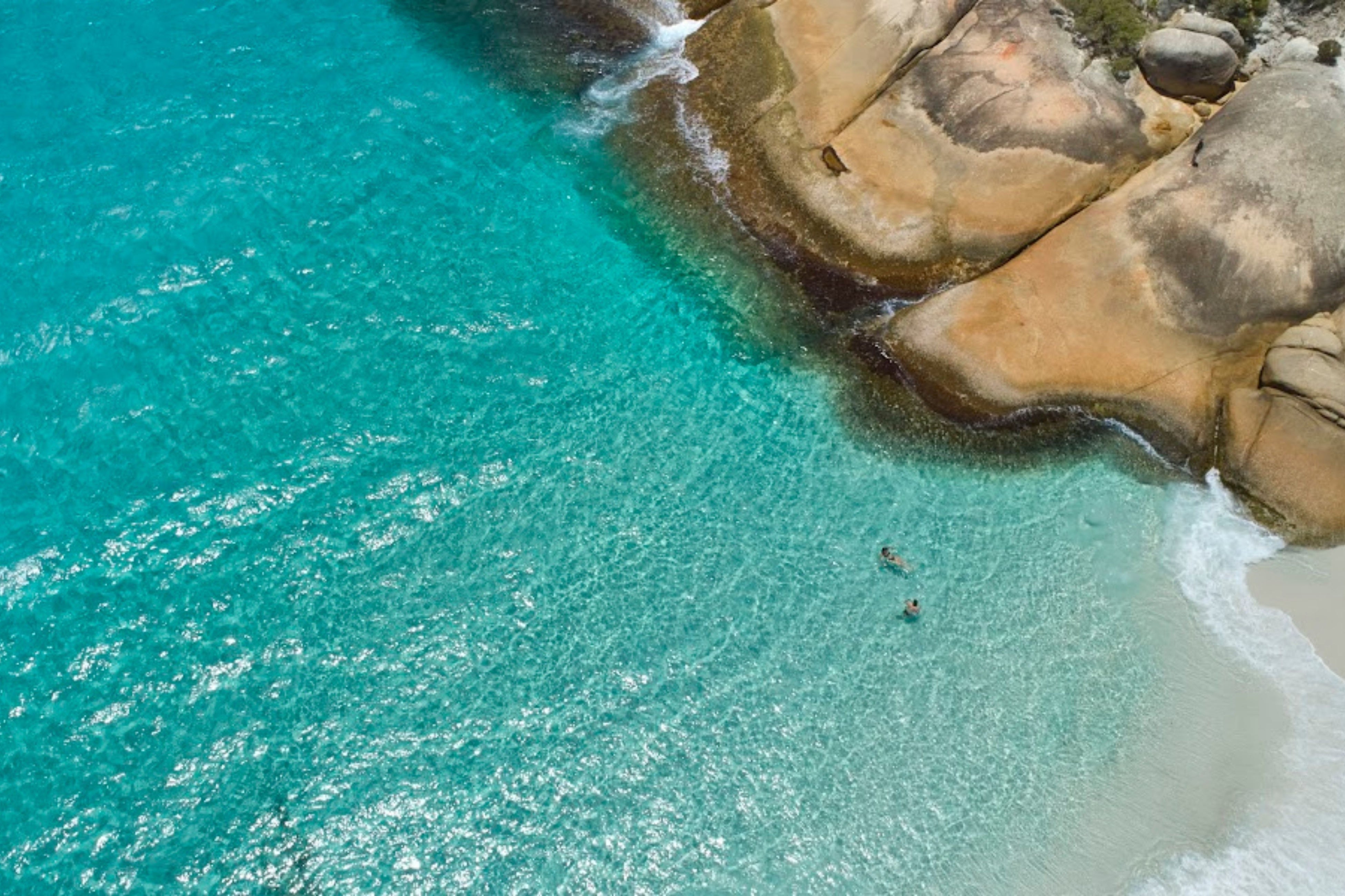 写真：透き通るように美しいグレートサザンの海