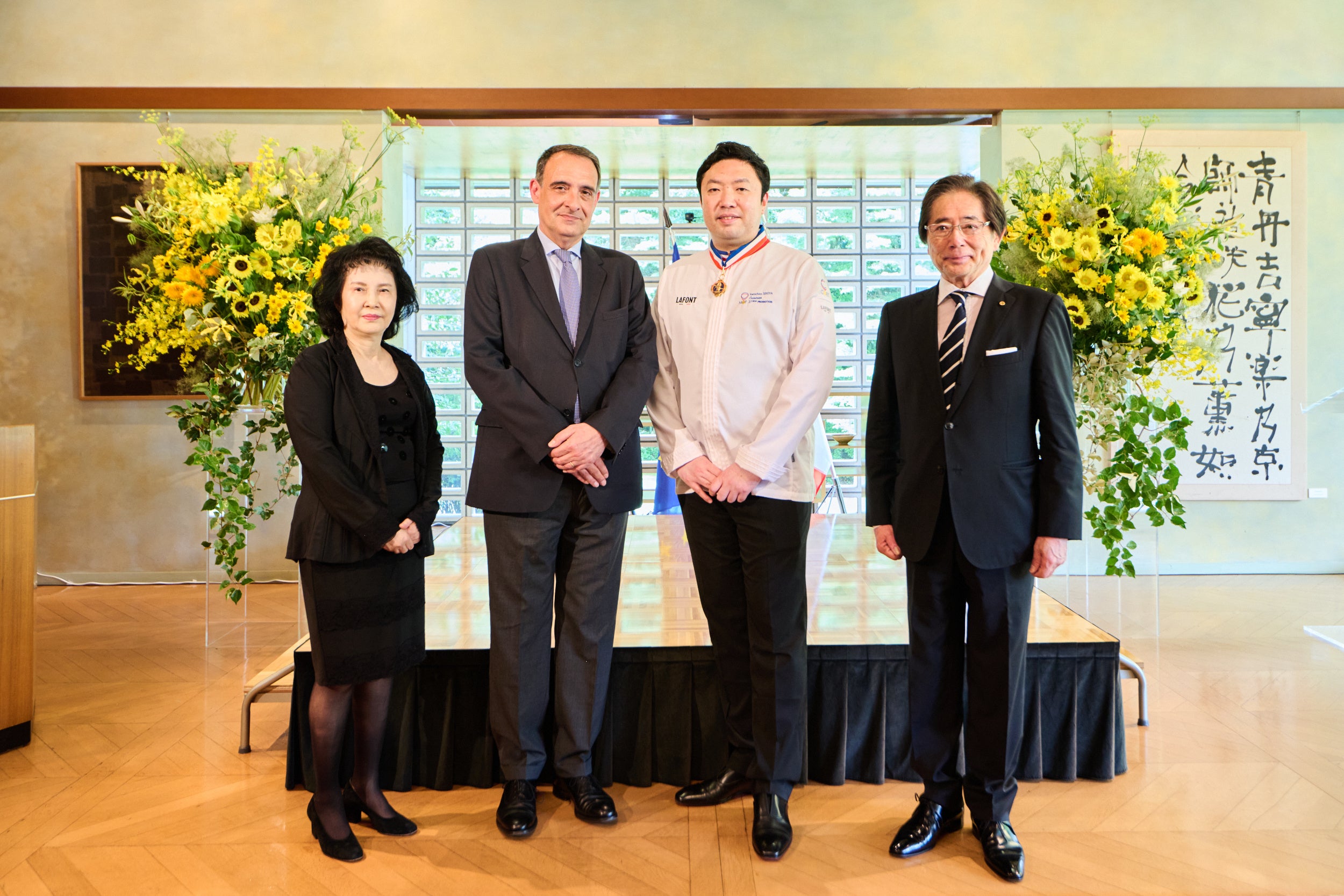 左から㈱フォーシーズ 代表取締役社長 淺野 幸子、フィリップ・セトン駐日フランス大使、 関谷 健一朗、 ㈱フォーシーズ 代表取締役会長兼CEO 淺野 秀則