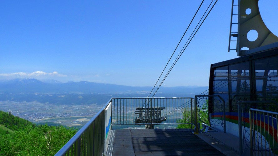 【富良野スキー場】ワンちゃんと一緒に「絶景空中散歩」富良野ロープウェー夏期営業開始　標高900mのゲレンデで「ドッグラン」を同時開催