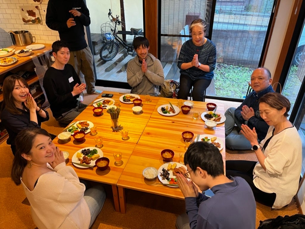 タノバ食堂の食事風景