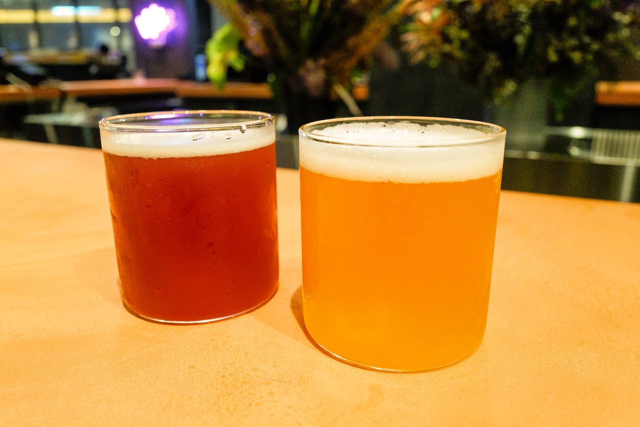 左：常陸野ネストビール　レッドライスエール　右：常陸野ネストビール ホワイトエール