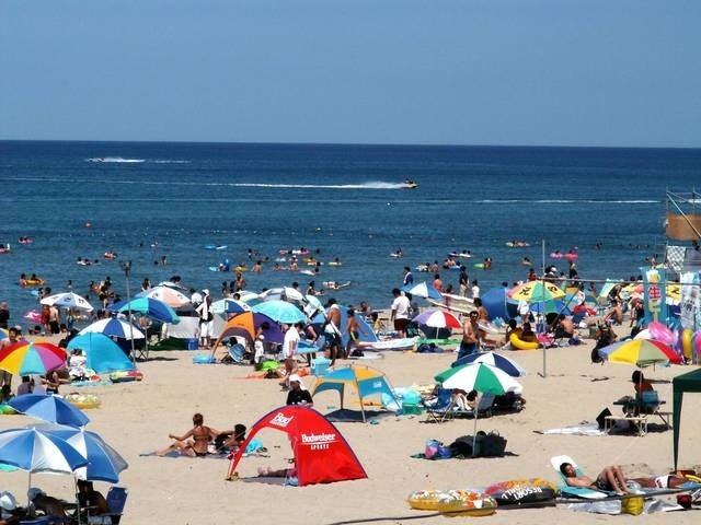 湯野浜海水浴場まで歩いて30秒！海辺のお宿一久で夏を満喫する8大特典をご用意します