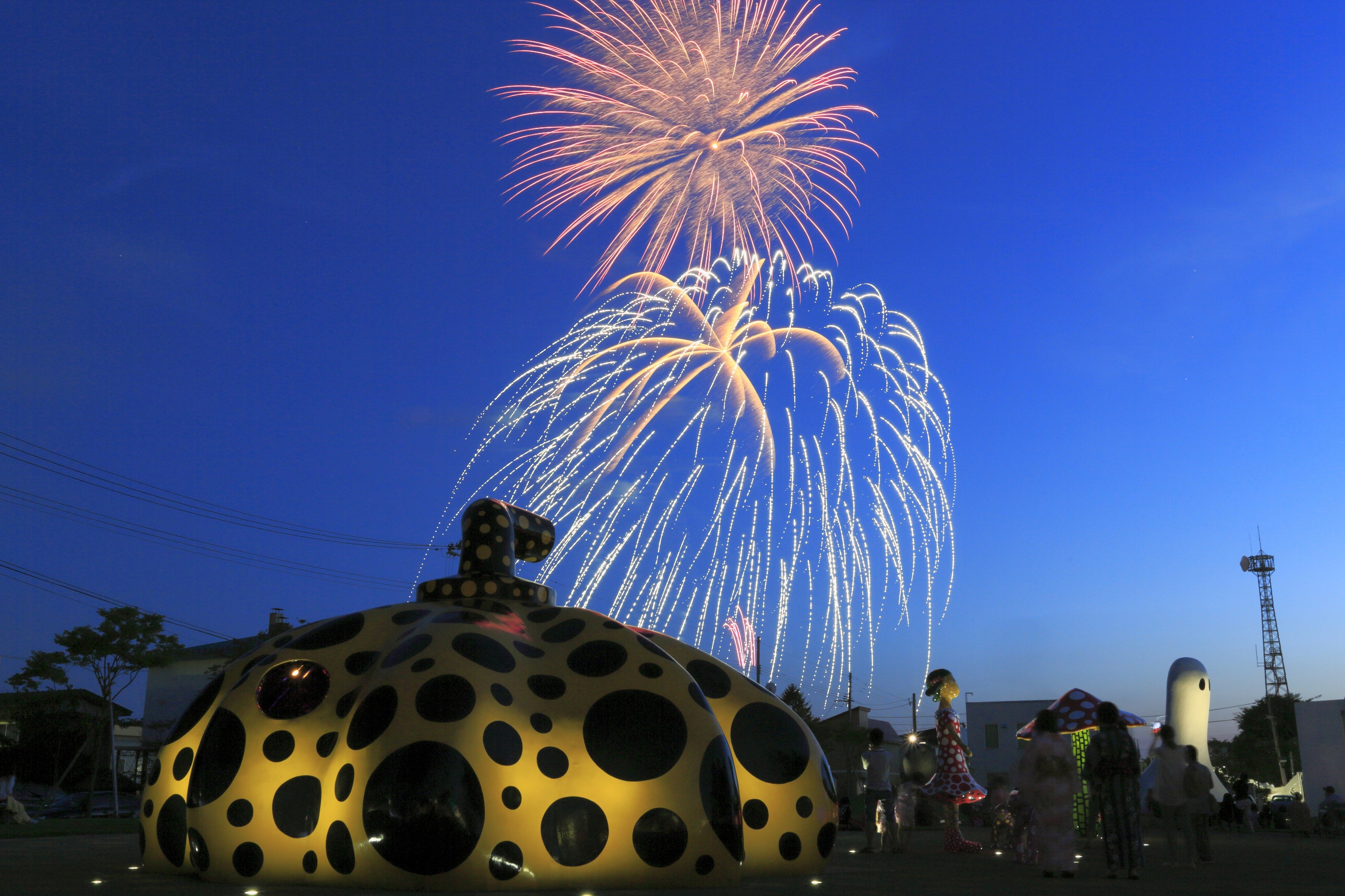 4年ぶりに通常開催！十和田市夏まつり花火大会で、アートのまちと打上花火のコラボレーションを楽しみませんか