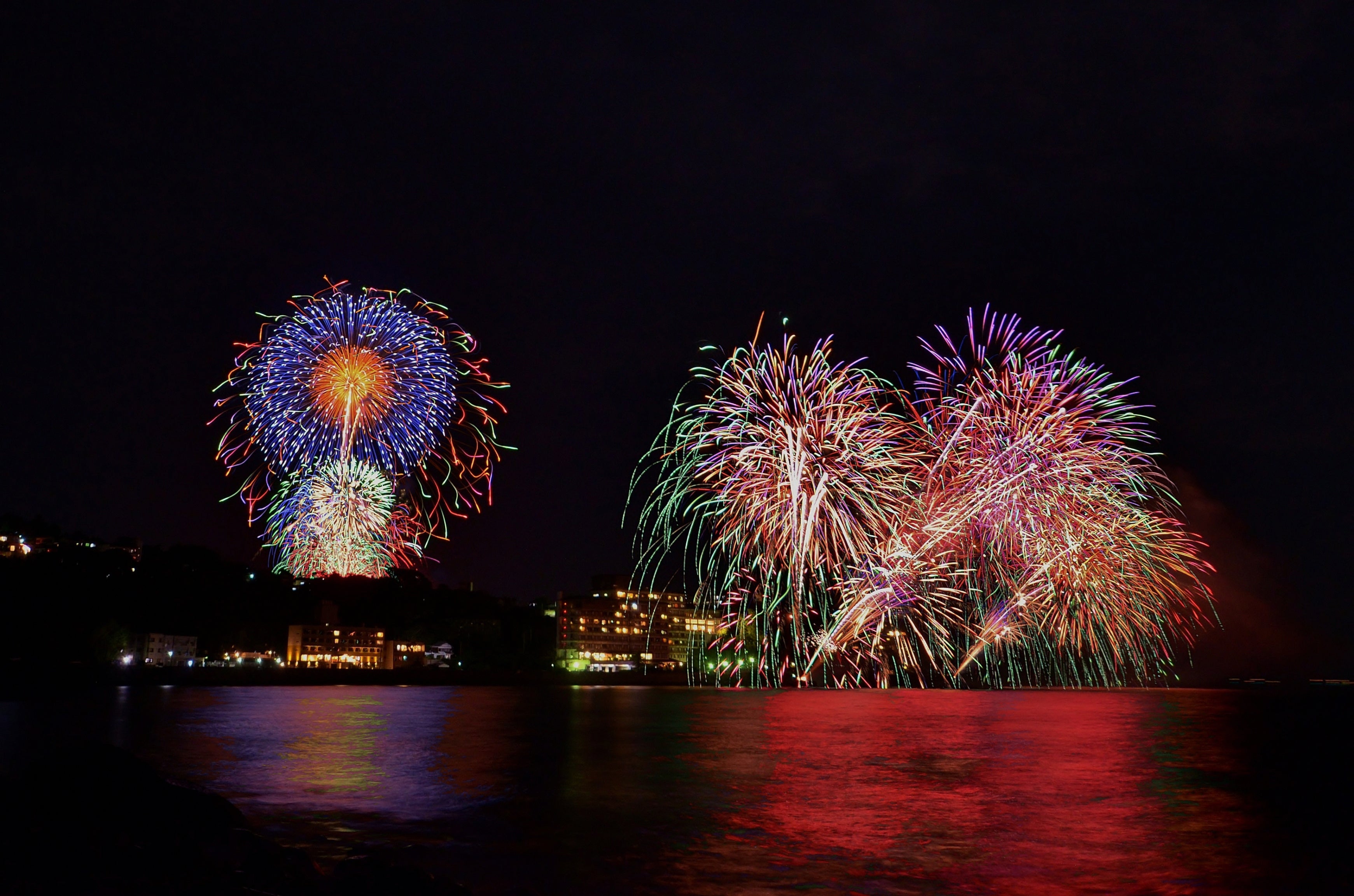 【伊豆稲取花火演舞】夏の夜空を煌めかせる感動の一夜！