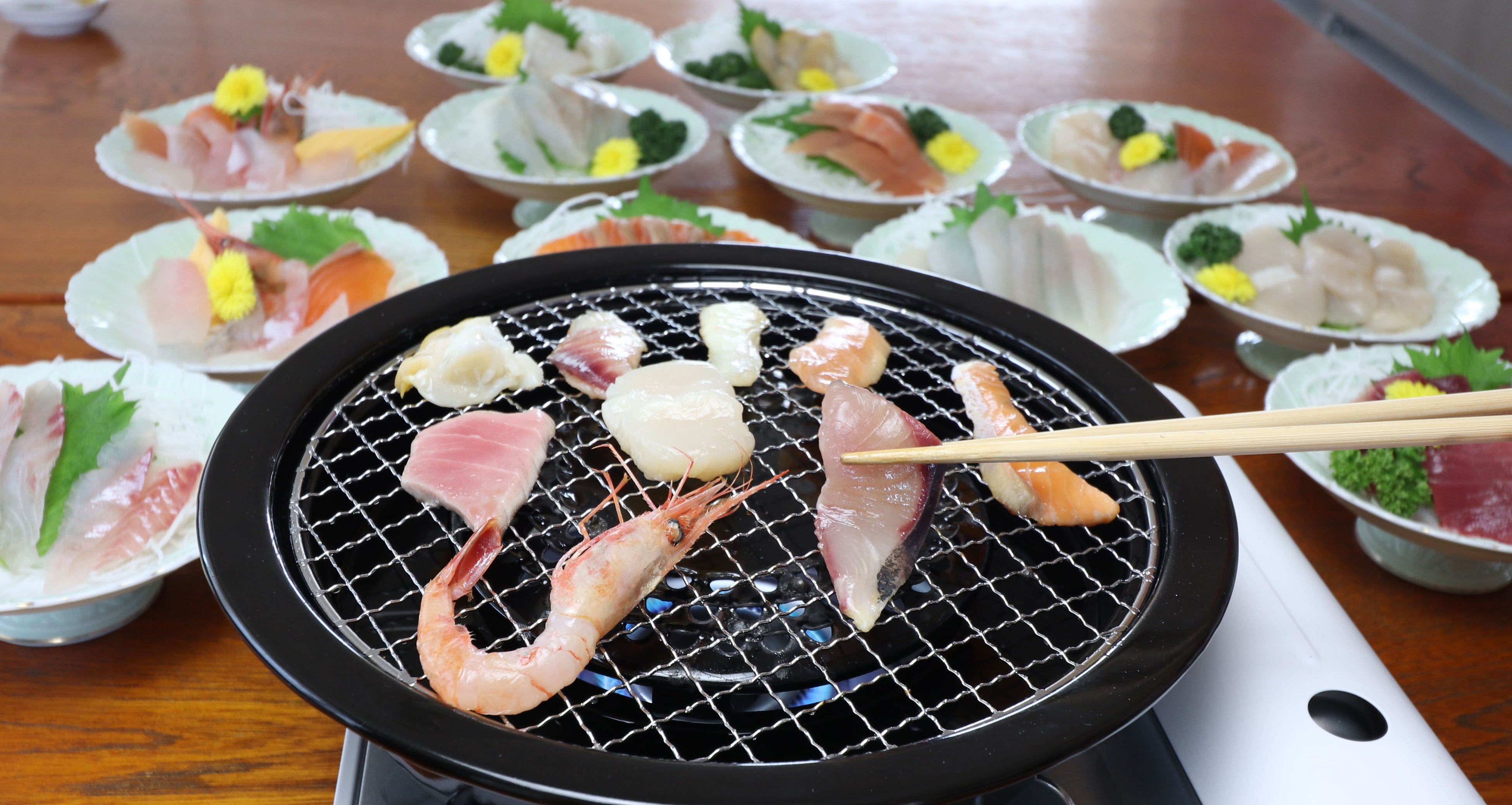 新鮮なお刺身で焼肉!? 富山湾の新鮮な海鮮を炙って食べる魚料理の新定番「炙り焼き魚」（あぶりやきうお）が『海集丸』（富山県高岡市）の新メニューとして8月24日（木）からスタート!!