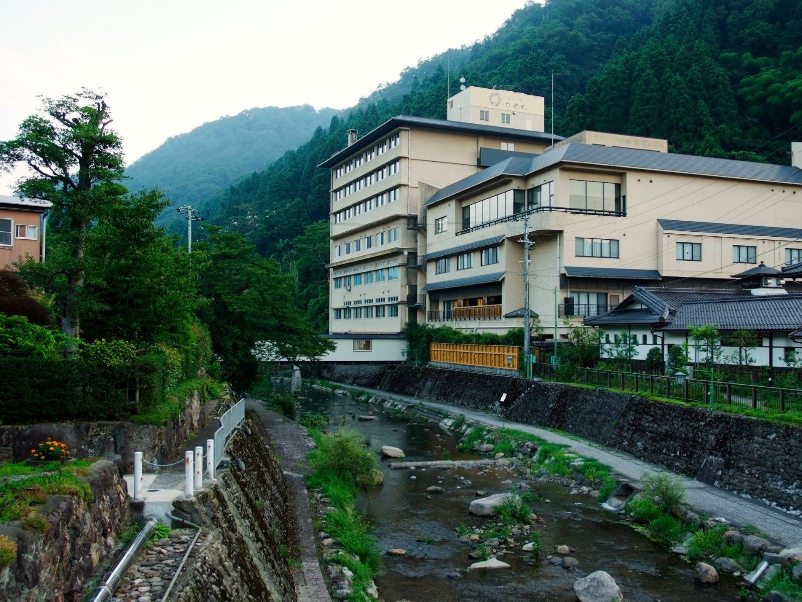 外観と春来川