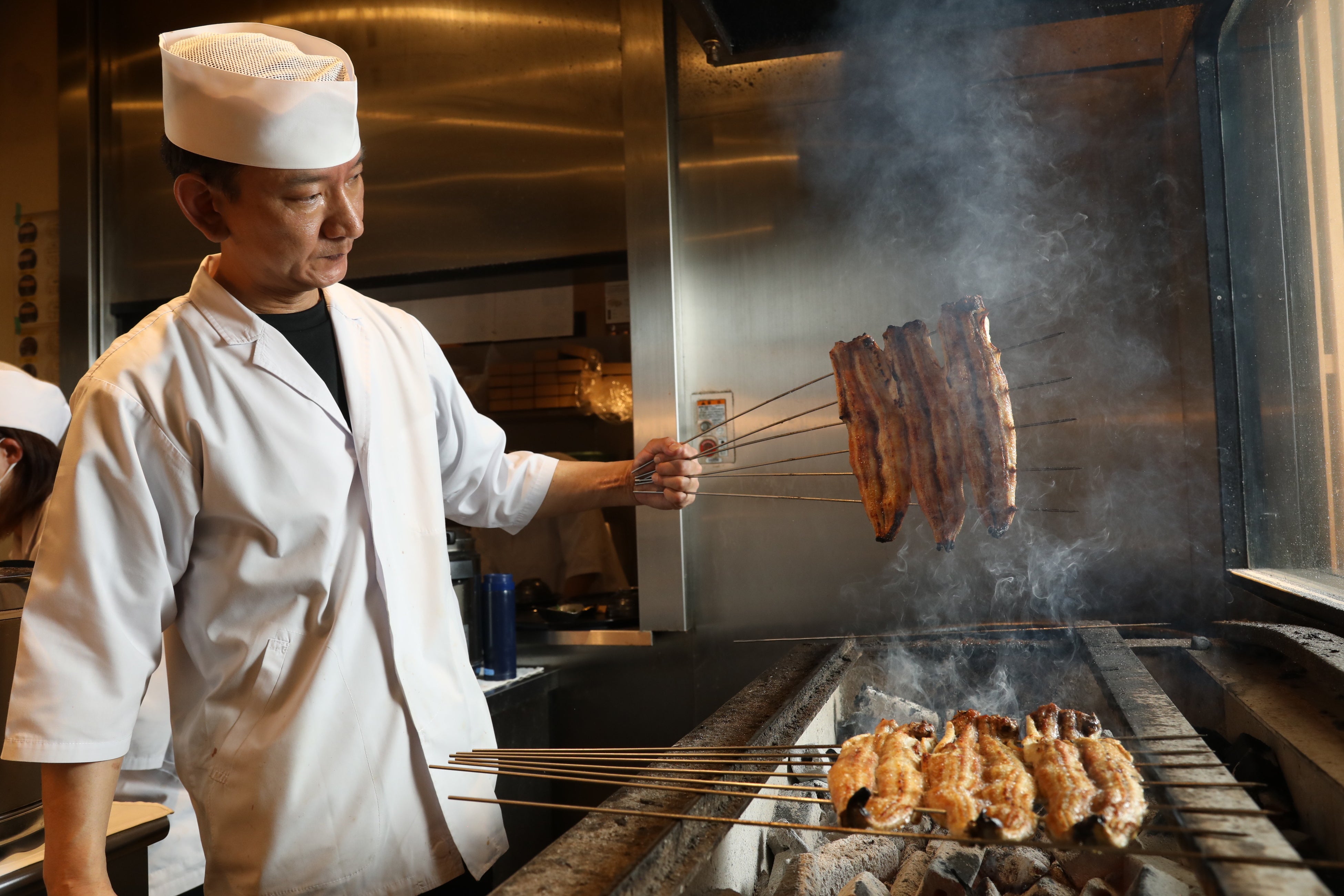 備長炭の高火力で焼き上げます。