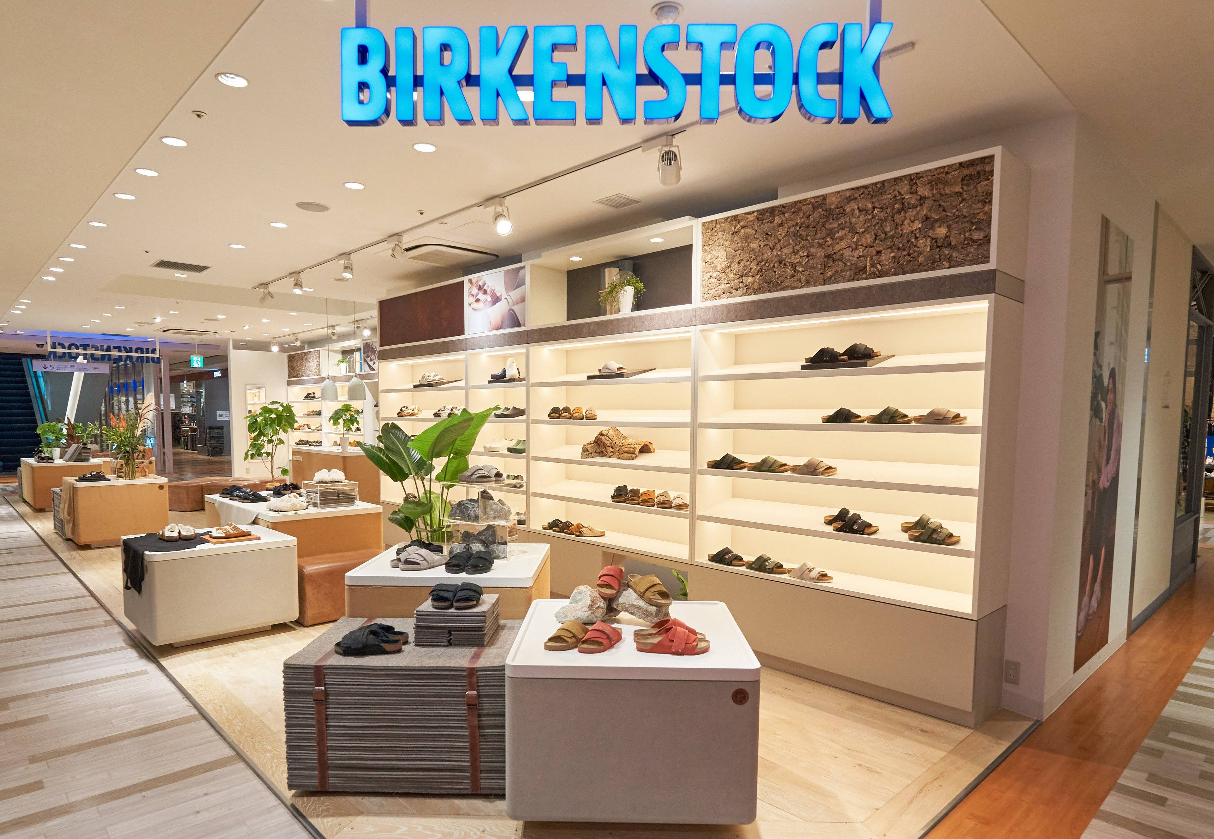 BIRKENSTOCK アミュプラザ博多リニューアルオープン