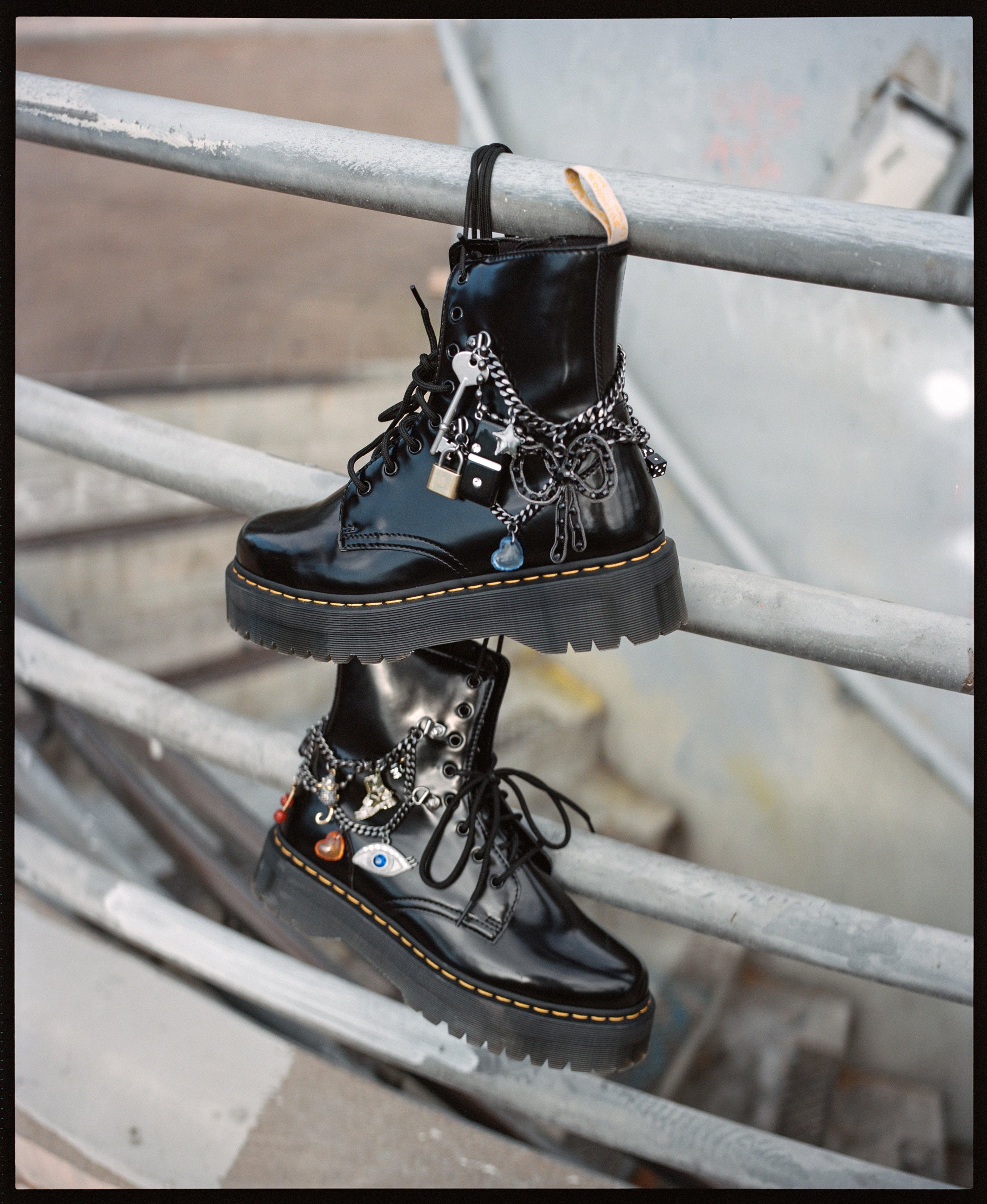 DR. MARTENS X MARC JACOBS コラボレーションデザインのブーツが登場。