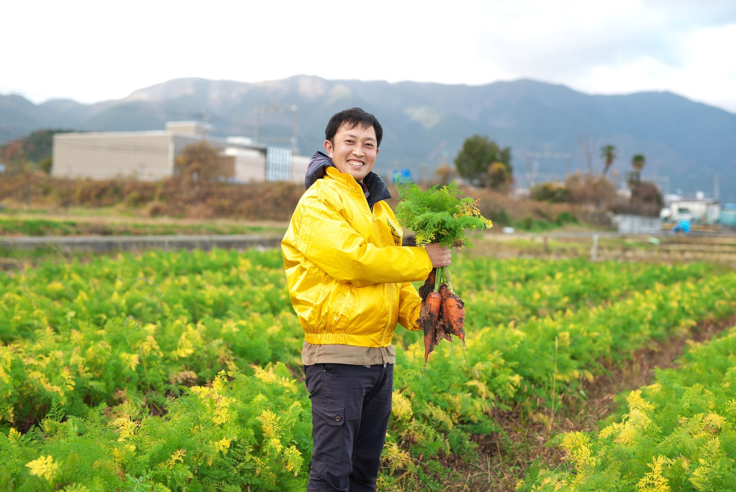 卵の殻の堆肥を活用し作付けした野菜を収穫する「季楽里　ひら自然菜園　加地さん」