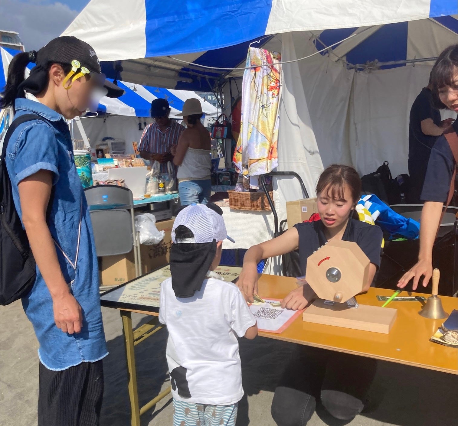 無料のガラポン抽選会の様子