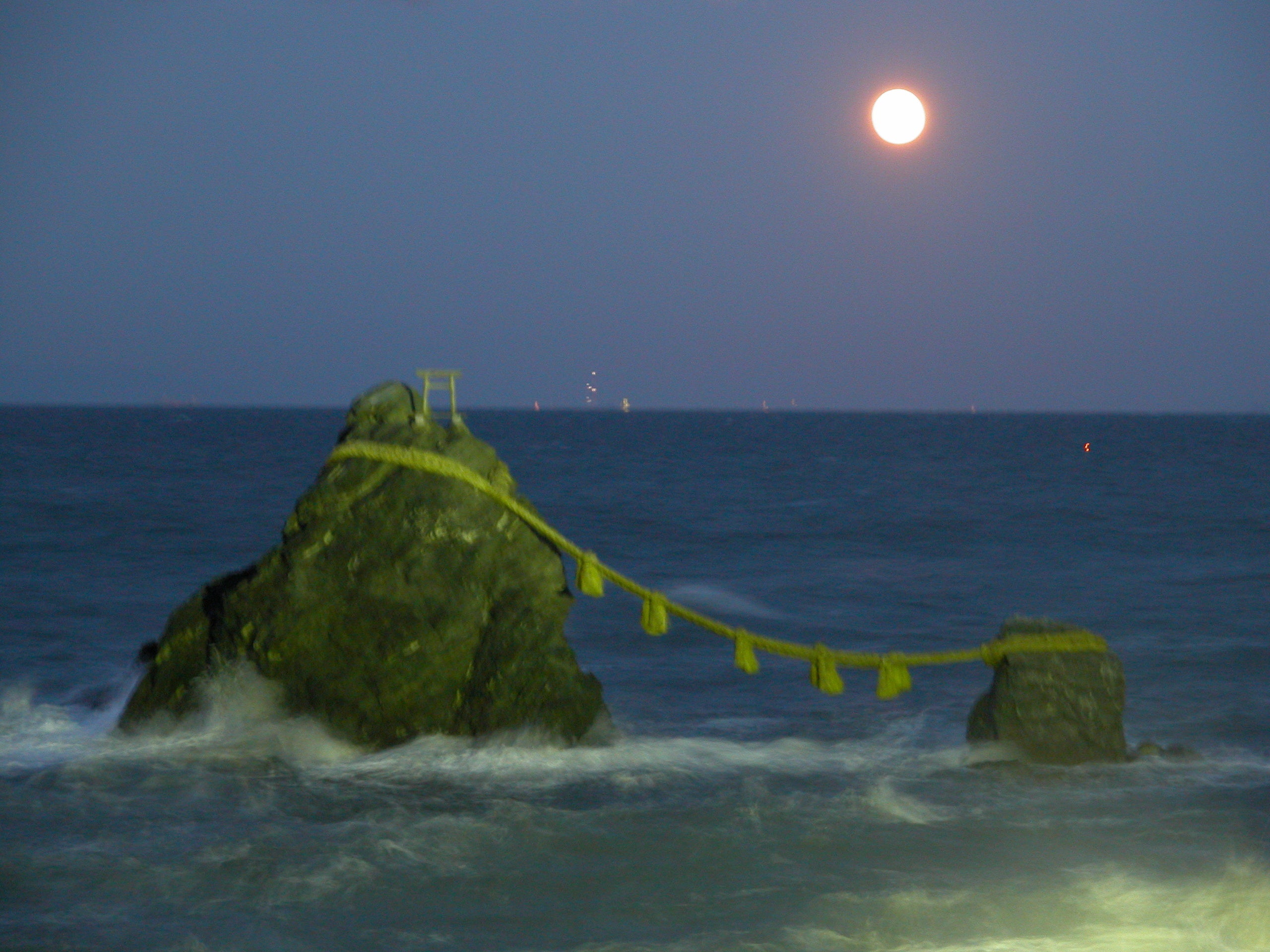 夫婦岩（冬の月の出）