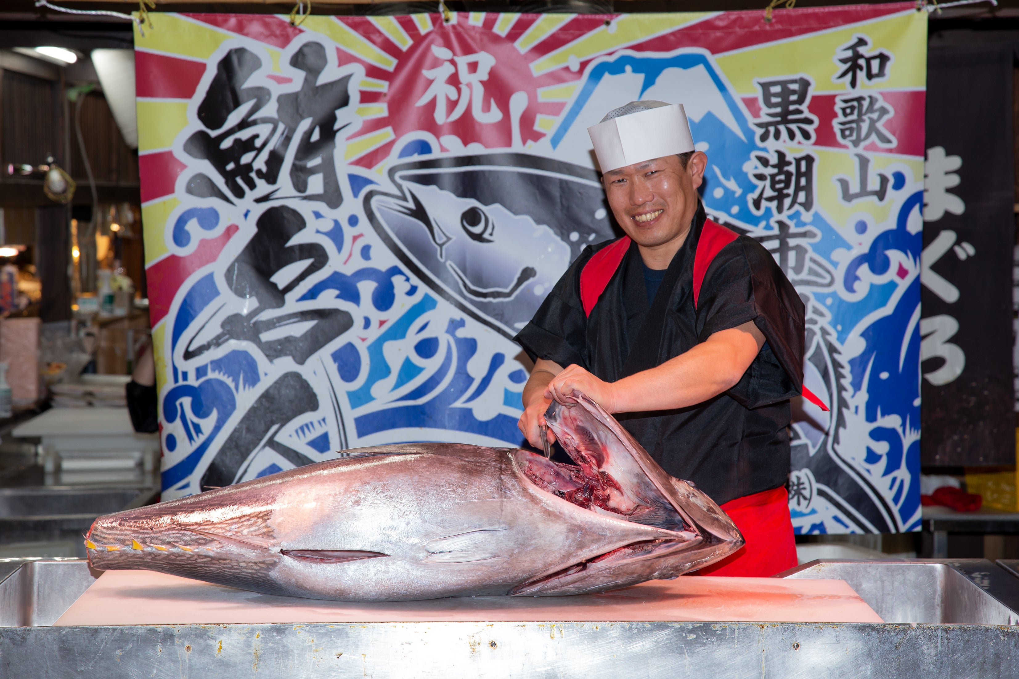 「黒潮市場」生マグロの解体ショー