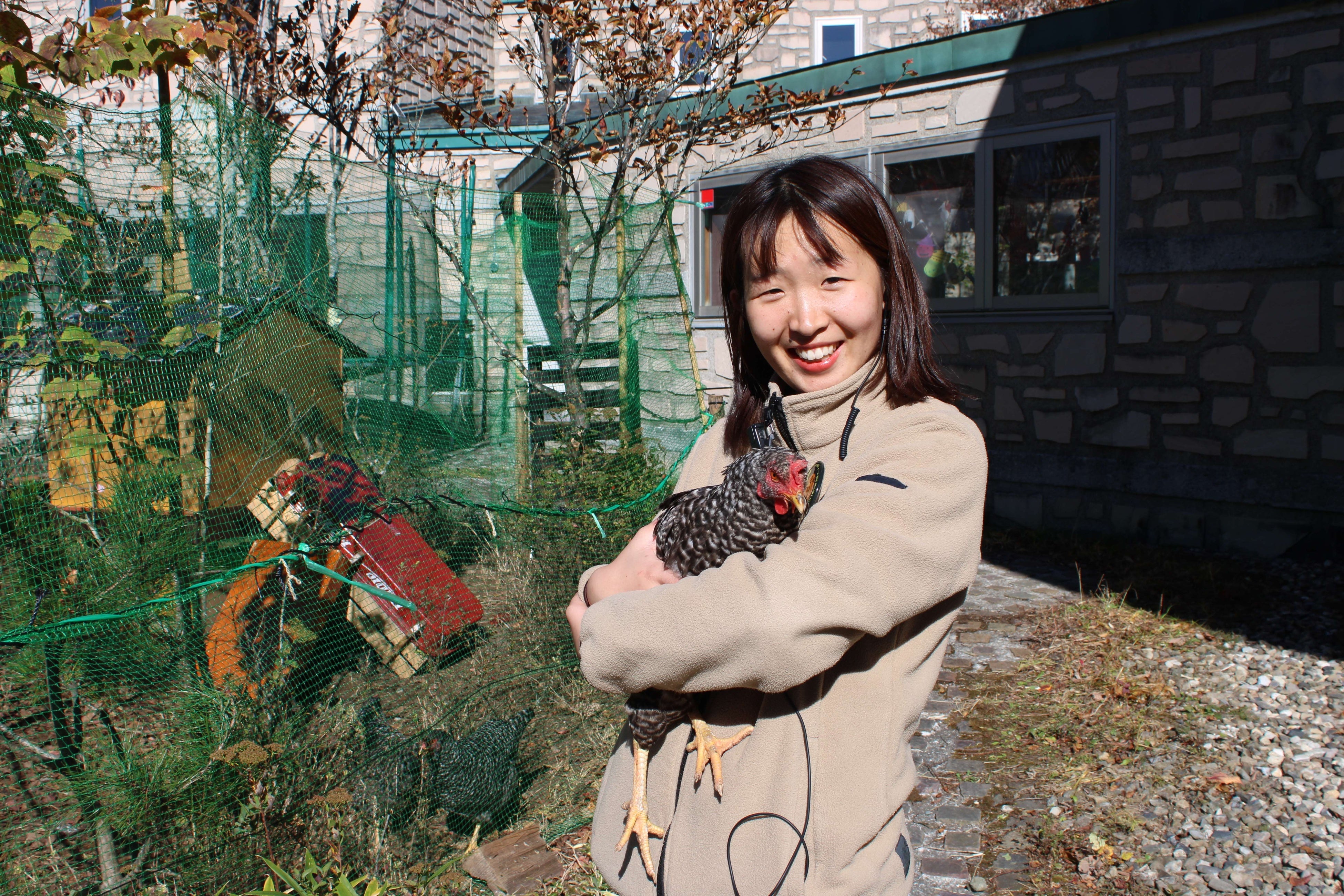 クルーがニワトリを抱いている様子