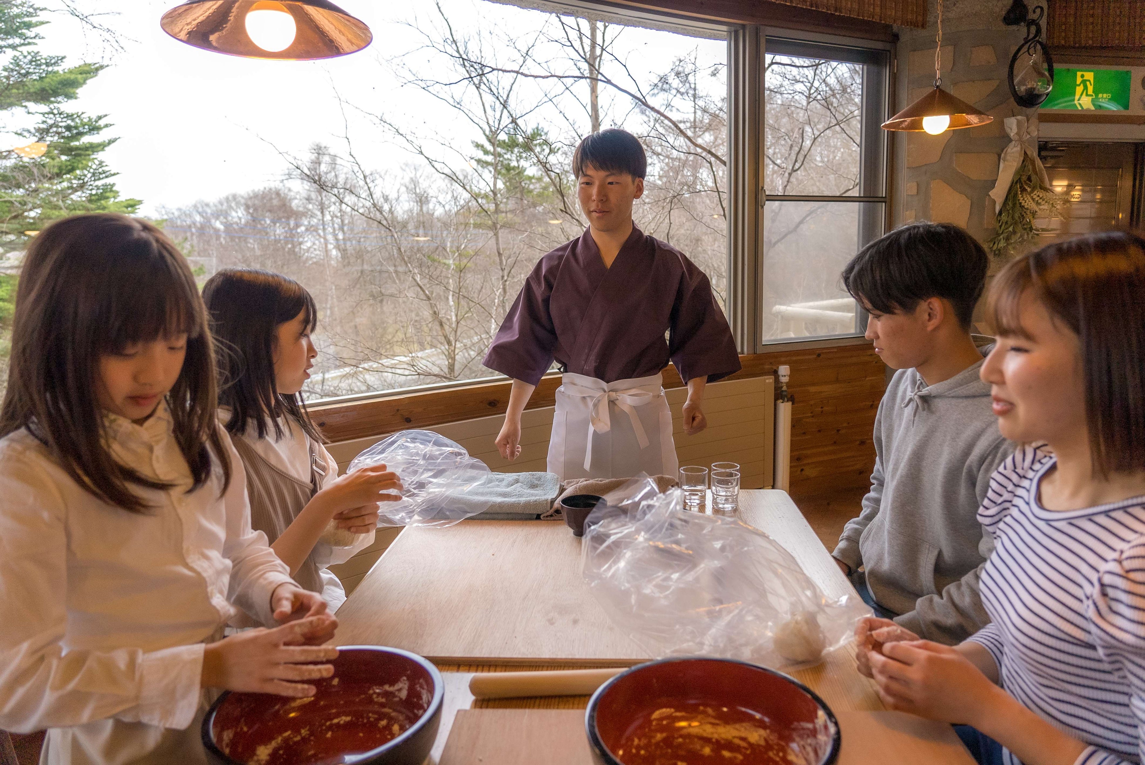 山梨県で有名なほうとう作りアクティビティをしている様子