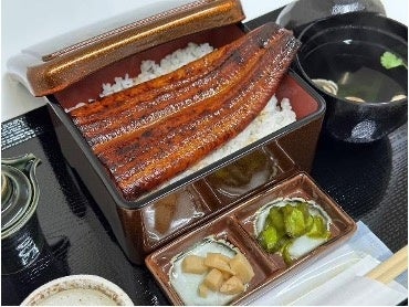 ▲はみ出すほどの鰻がのったうな重＜梅＞が1600円！