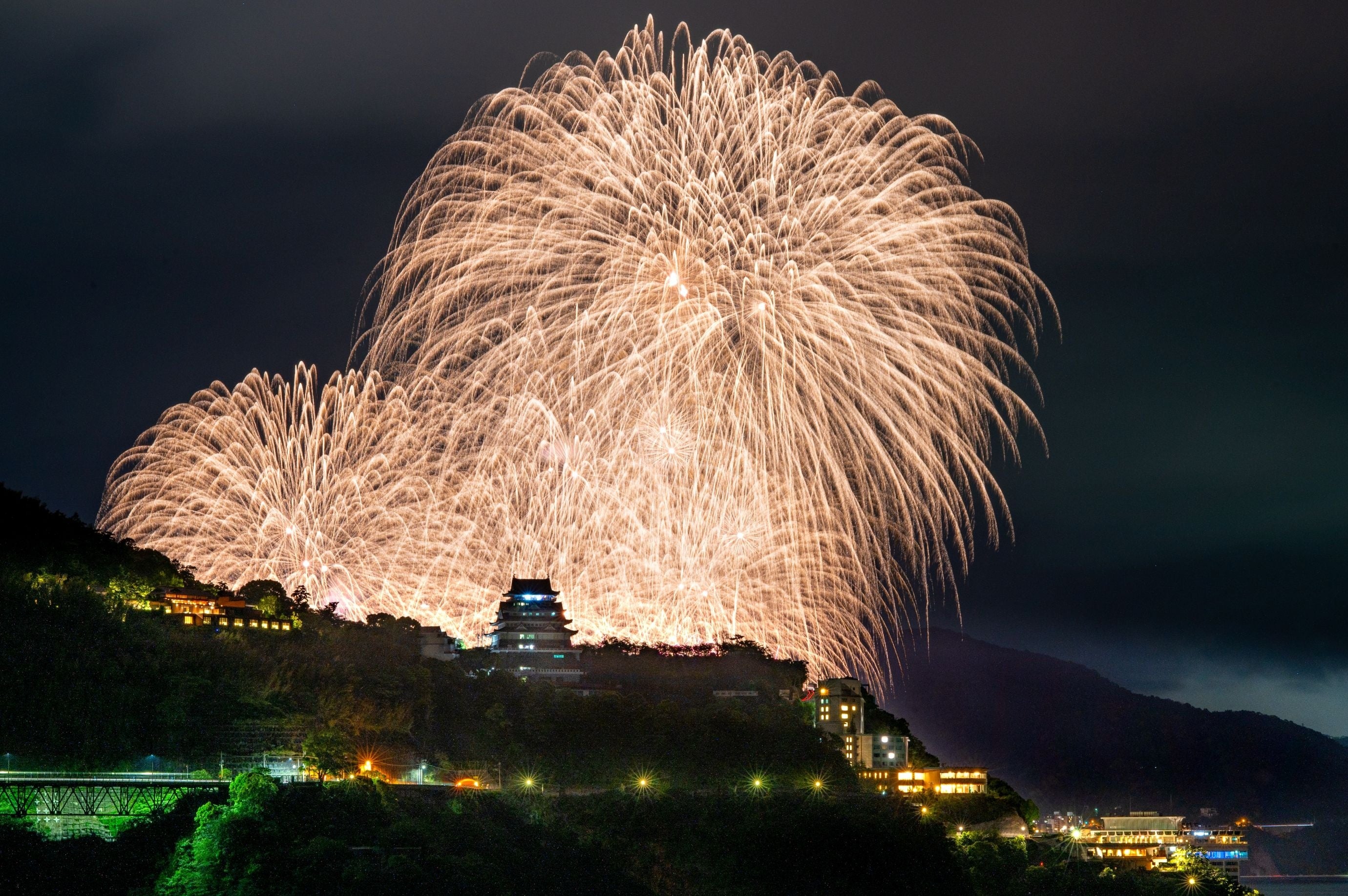 【熱海海上花火大会】11月19日（日）に開催、特等席確約の送迎付きプランの販売中！12月は3日（日）と23日（土）の2回開催