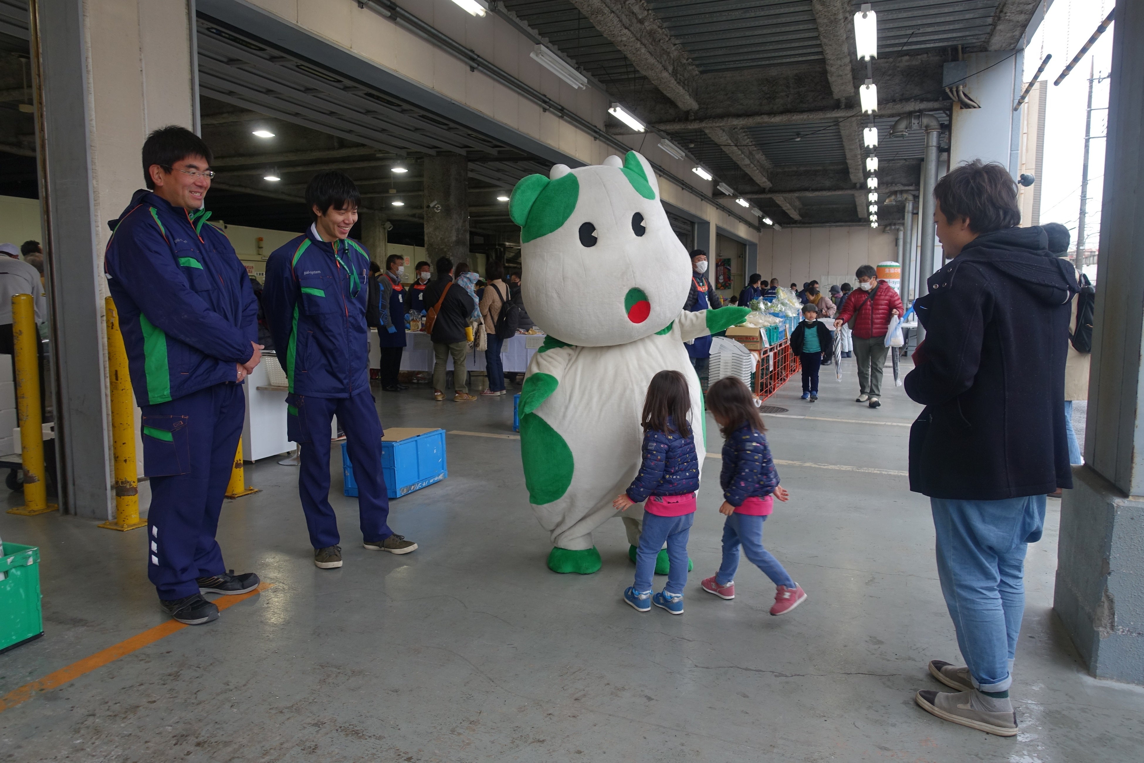 ▲子どもたちに人気の「こんせんくん」も登場予定（2019年度開催時撮影）