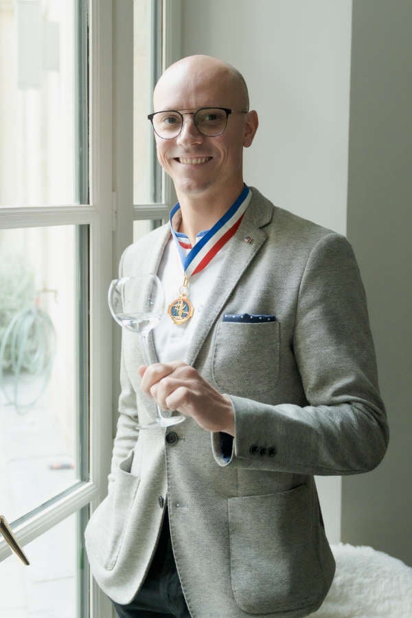 クリストフ・ダヴォワンヌ　Christophe DAVOINE  2015年バーマンとしてフランス国家最優秀職人章(MOF)を取得。 Kura Master本格焼酎・泡盛コンクールの審査委員長を2021年より務める。