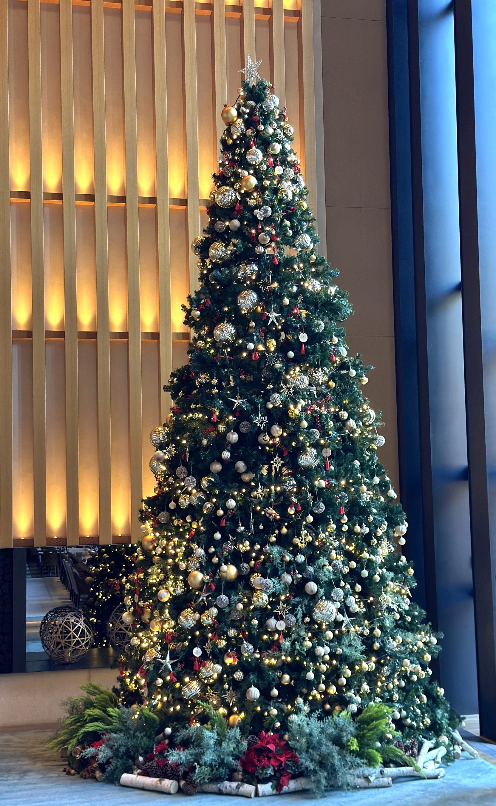 【フォーシーズンズホテル京都】「zero two THREE」監修の6メートルのクリスマスツリーが本日より登場