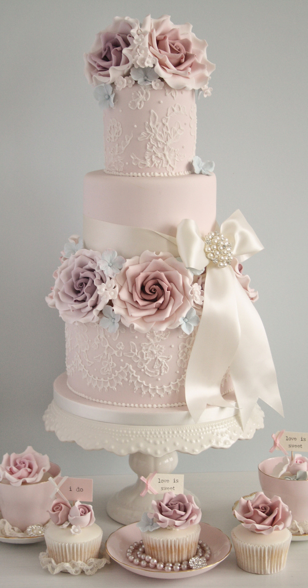 wedding-matching-cake-and-cupcakes-sugar-flowers-1k