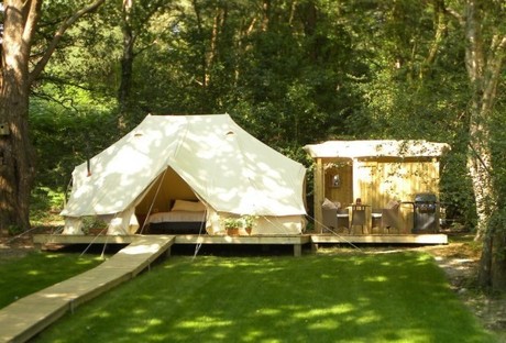 article_pc_glamping-dorset-uk-glampotel-outside-3-574x389