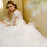 ロングトレーンのウェディングドレスで、後ろ姿も美しいエレガントな花嫁さまに♡