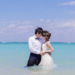 沖縄の綺麗な海でしかできない！ドレスのまま海に入ってフォトウェディング♡