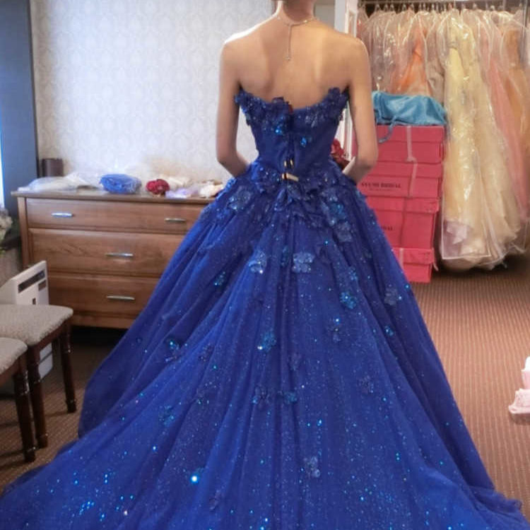 とても素敵なロイヤルブルーのウェディングドレス