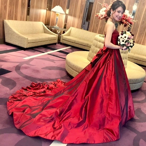 クール キュート 情熱的な赤いカラーウェディングドレスでみんなの目をひく花嫁になろう Dressy ドレシー ウェディングドレス ファッション エンタメニュース