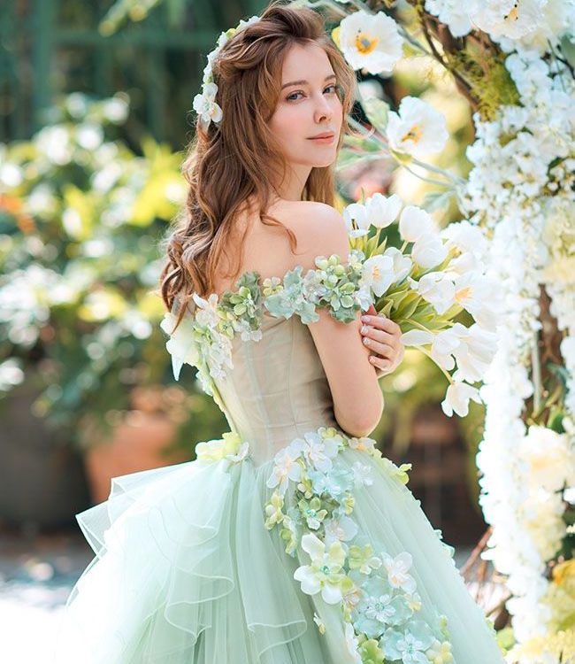 グリーンのウェディングドレスがお洒落すぎる・・！？可愛いから美しい