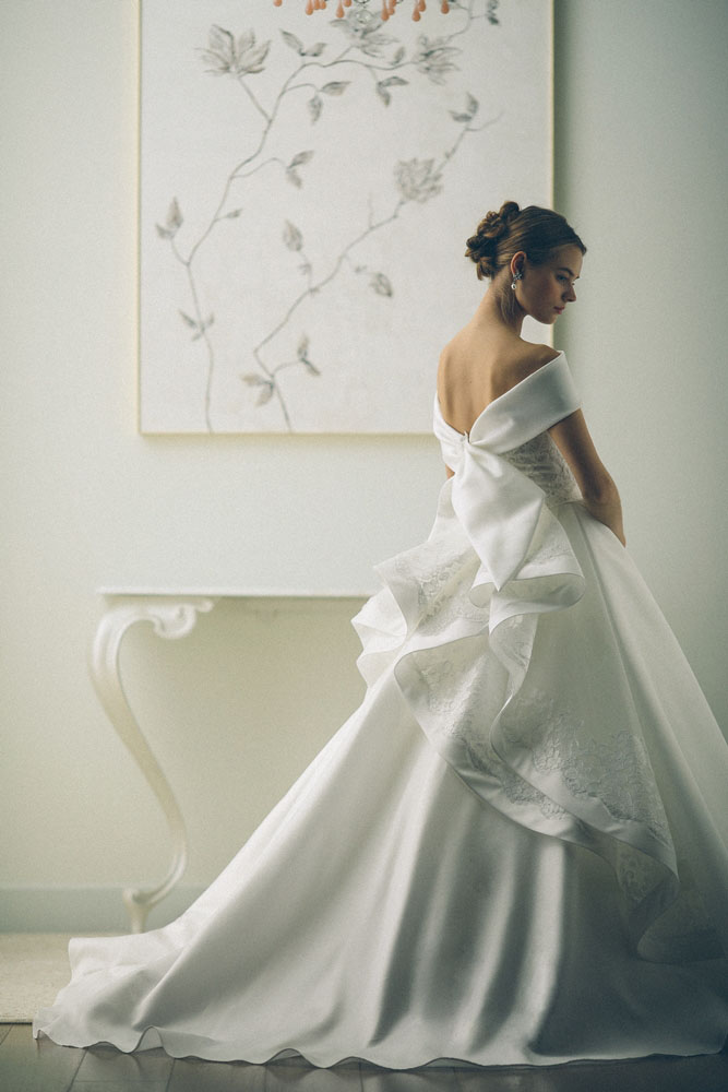 ホワイト オフショルダー Aライン ウェディングドレス ロールカラー